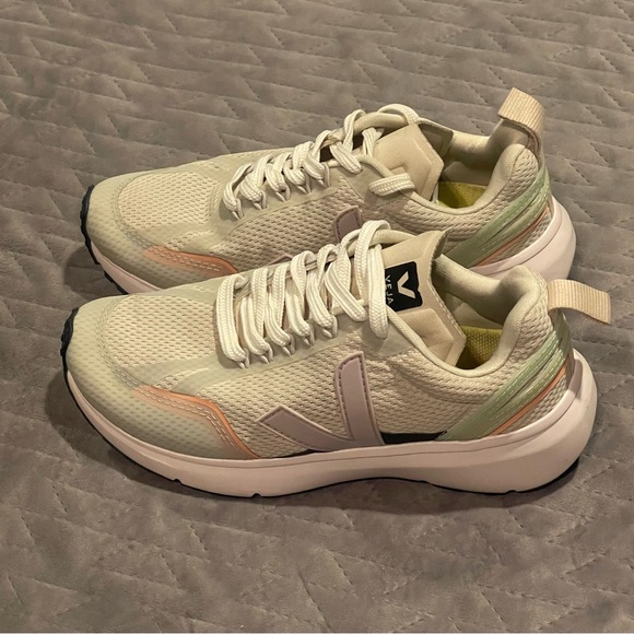 Veja Shoes - Veja sneakers women’s size 5 pre-owned condition